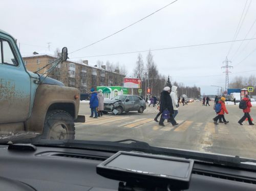 В Ухте водитель Peugeot снес дорожный знак